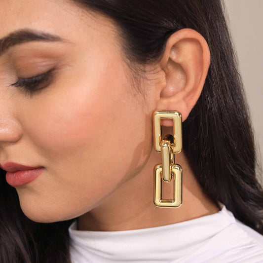 Shop Inter Lock Chain Shaped Earring for Women at Hamesa